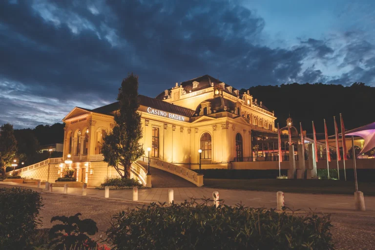Außenansicht des Casino Baden bei Nacht