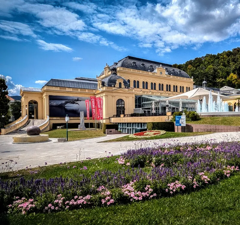 Außenansicht des Casino Baden am Tag