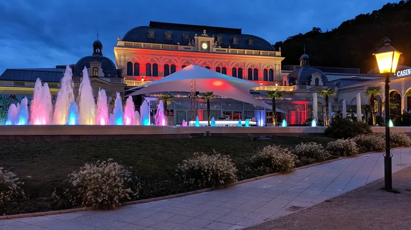 Casino Baden mit beleuchtetem Brunnen bei Nacht