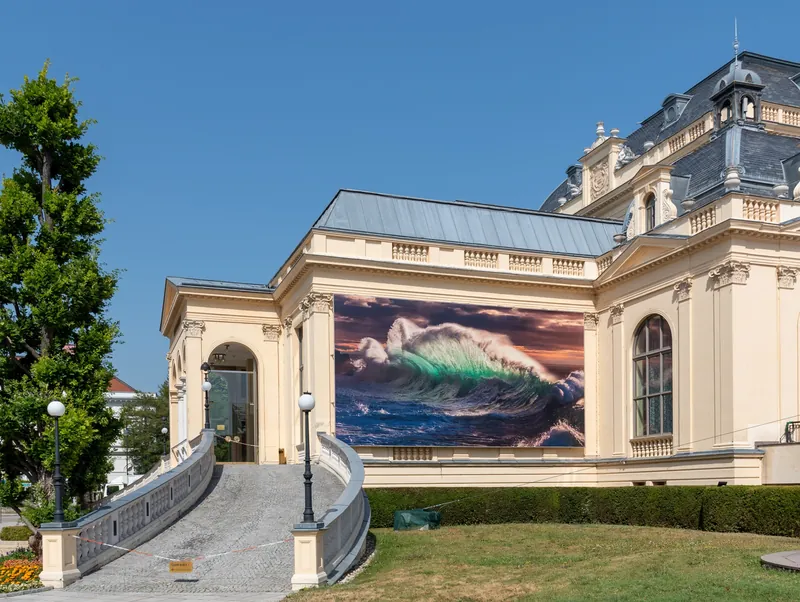 Eingang des Casino Baden mit Rampe