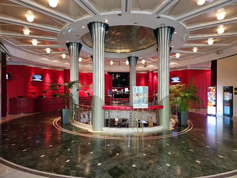 Eingangshalle des Casino Baden mit roten Wänden