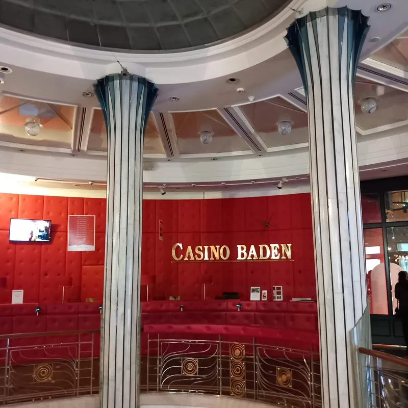 Foyer des Casino Baden mit roter Wand