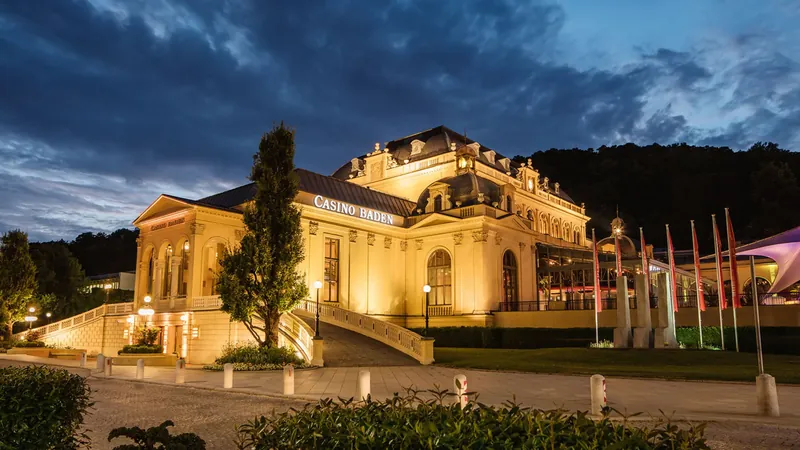 Casino Baden bei Nacht mit beleuchteter historischer Fassade