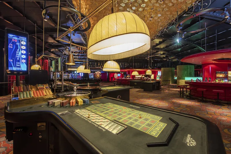 Spielsaal des Casino Baden mit Roulette-Tischen