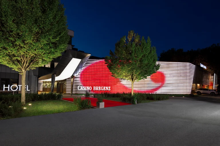 Außenansicht des Casino Bregenz bei Nacht