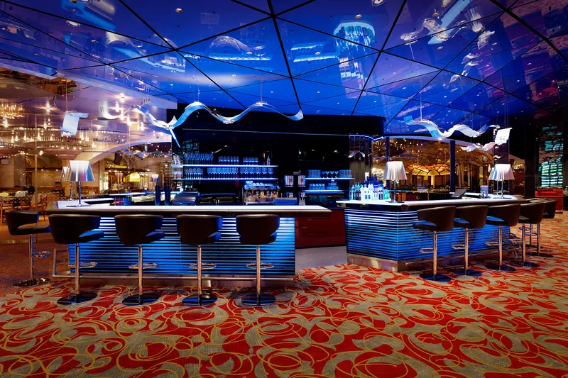 Bar im Casino Bregenz mit blauer Beleuchtung