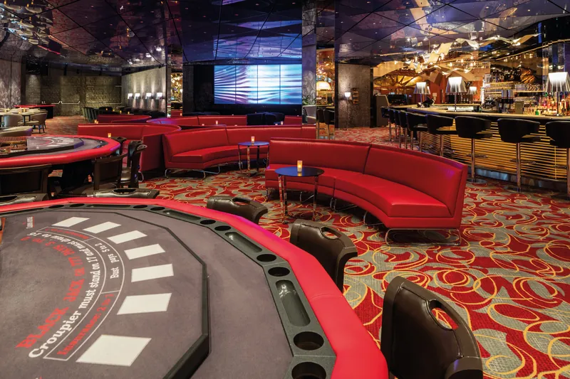 Blackjack-Tische im Casino Bregenz mit Lounge-Bereich