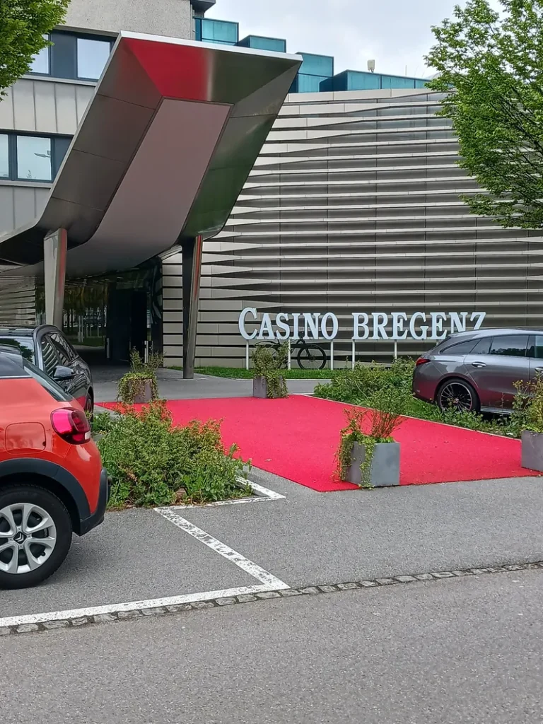 Eingang des Casino Bregenz mit rotem Teppich