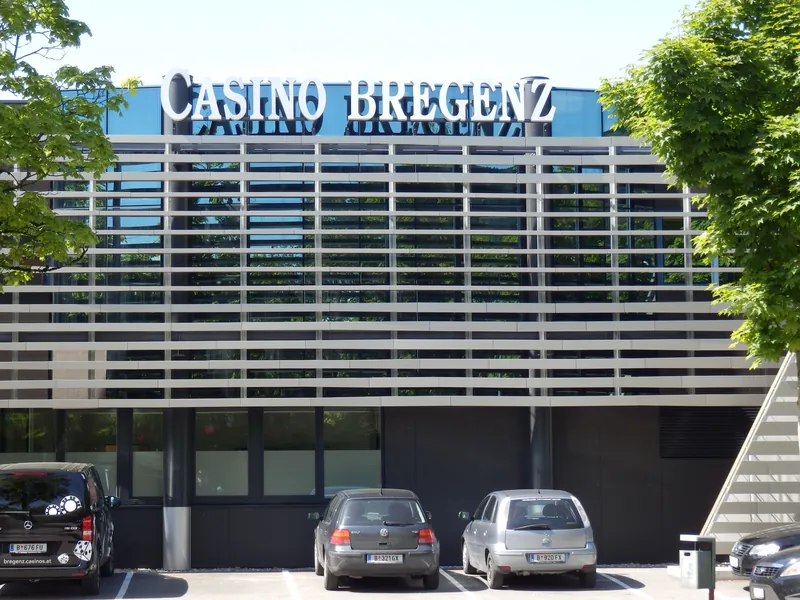 Fassade des Casino Bregenz bei Tageslicht