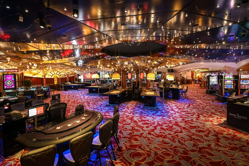 Spielsaal des Casino Bregenz mit Roulette und Automaten