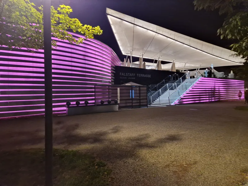 Beleuchtete Terrasse des Casino Bregenz bei Nacht