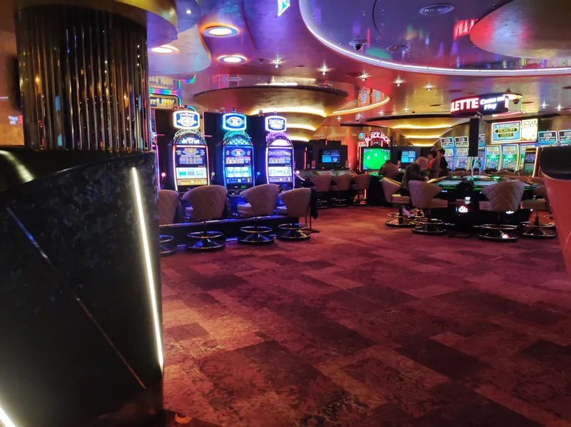 Automatenbereich im Casino Graz mit Roulette-Tisch