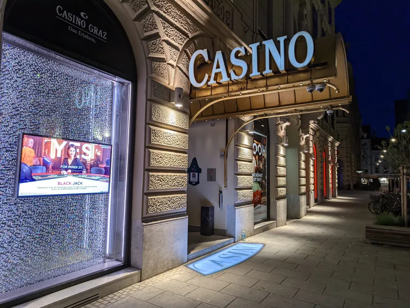 Eingang des Casino Graz bei Nacht