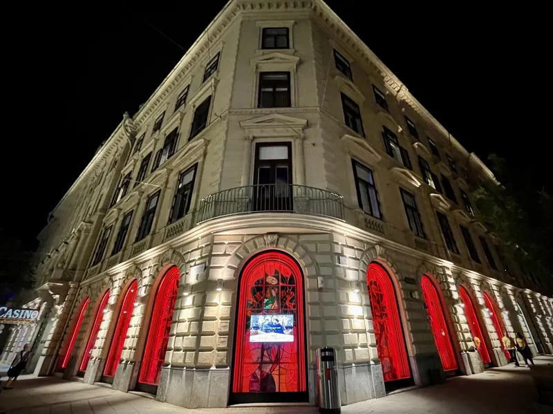 Beleuchtete Fassade des Casino Graz bei Nacht