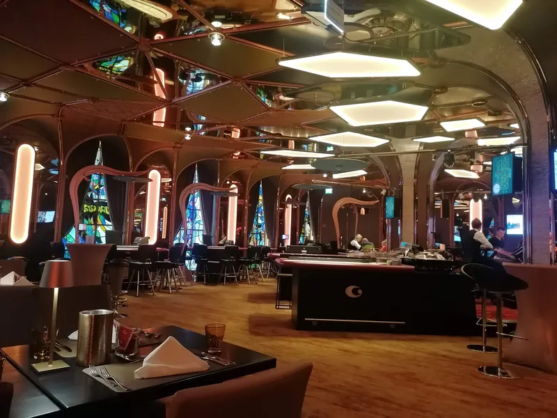 Innenbereich des Casino Graz mit Bar und Tischen