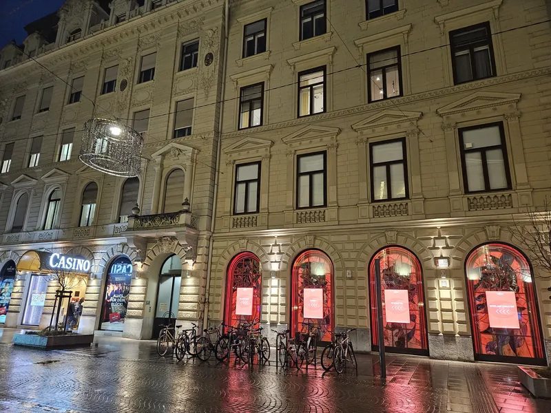 Casino Graz mit roten Fenstern bei Nacht