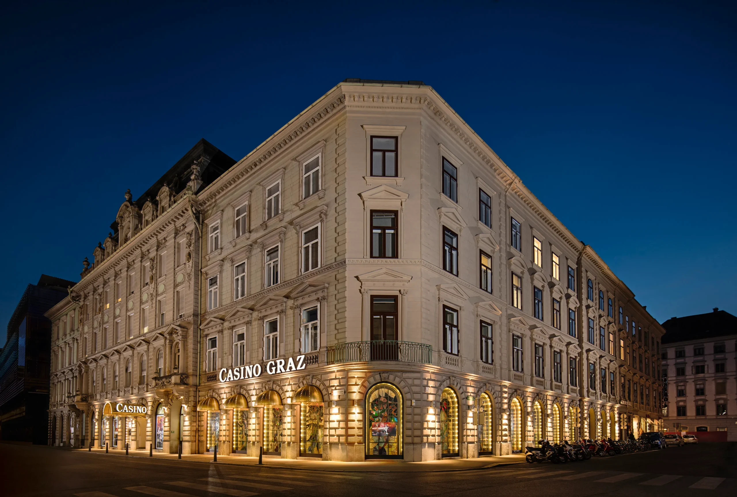 Außenansicht des Casino Graz bei Nacht