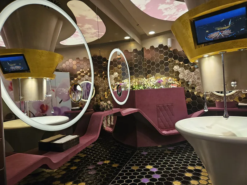 Moderner Waschraum im Casino Graz