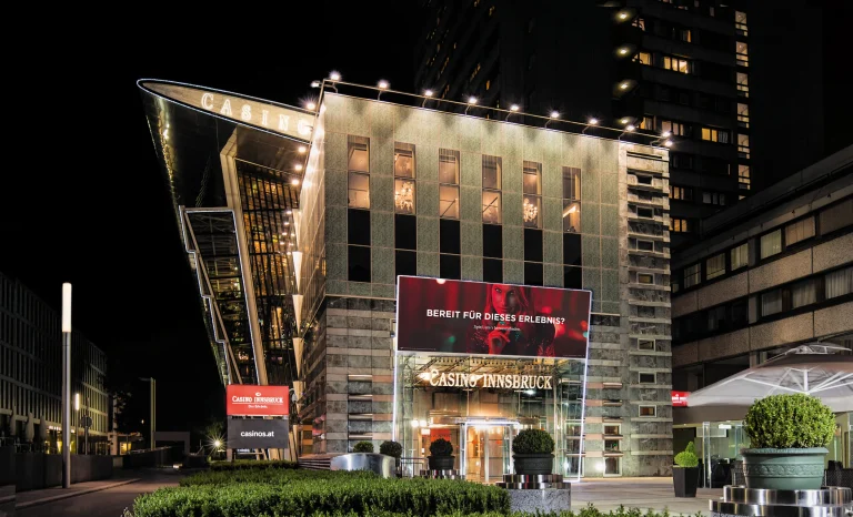 Außenansicht des Casino Innsbruck bei Nacht