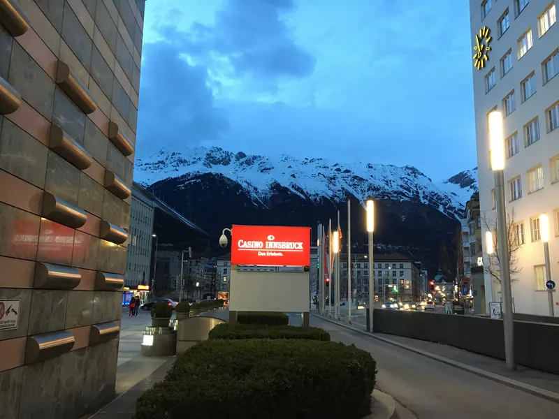 Casino Innsbruck vor Bergkulisse am Abend