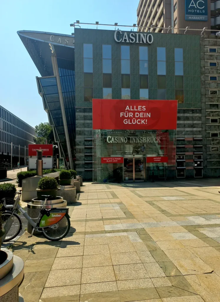 Glasfassade des Casino Innsbruck mit rotem Eingang