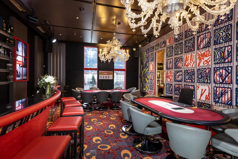Pokerraum des Casino Innsbruck mit Kronleuchtern