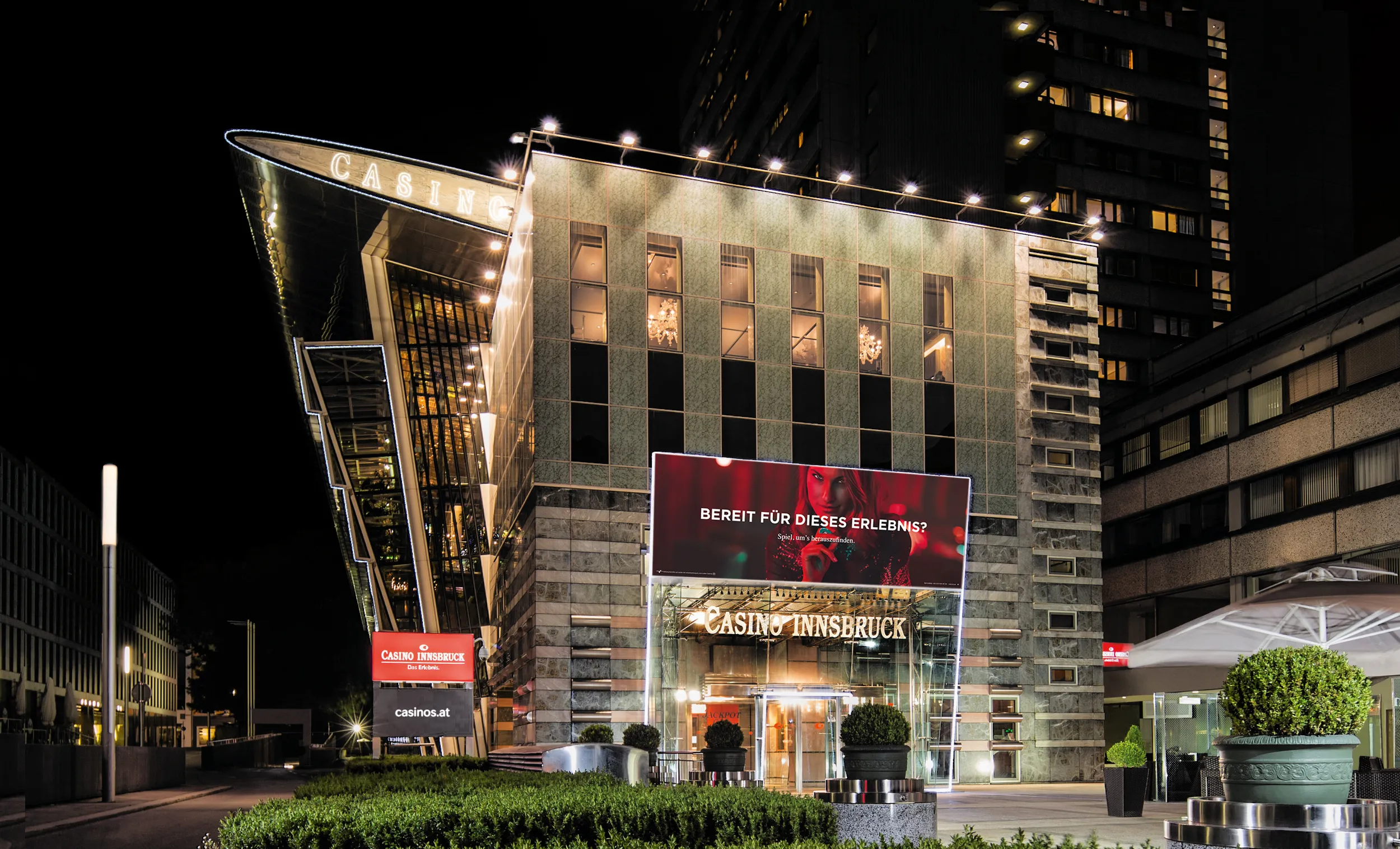 Außenansicht des Casino Innsbruck bei Nacht