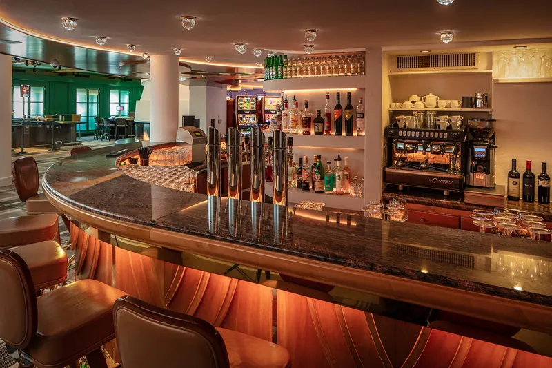 Bar im Casino Kitzbühel mit Blick in den Spielbereich