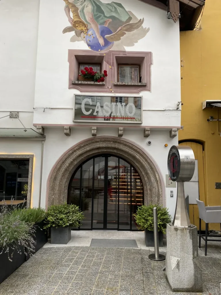 Bogeneingang des Casino Kitzbühel mit Wandmalerei