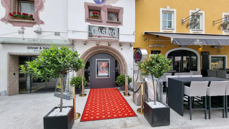 Eingang des Casino Kitzbühel mit rotem Teppich