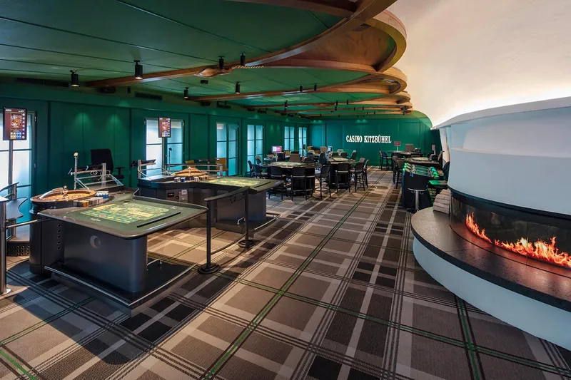 Spielsaal des Casino Kitzbühel mit Tischspielen