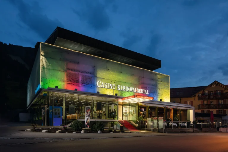 Fassade des Casino Kleinwalsertal bei Nacht