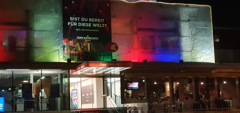 Eingang des Casino Kleinwalsertal bei Nacht
