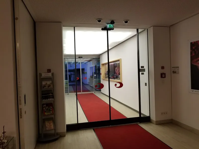 Glaseingang im Casino Kleinwalsertal mit rotem Teppich