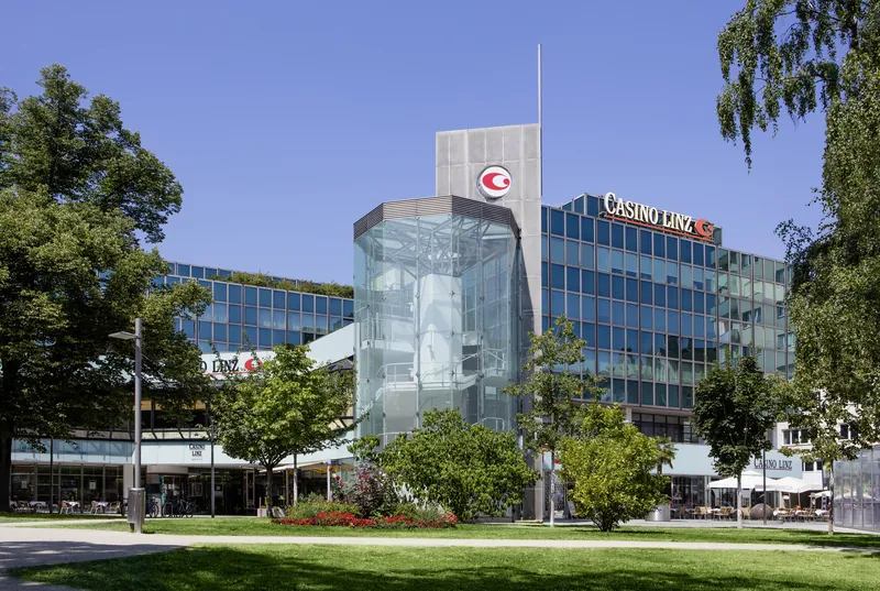 Außenansicht des Casino Linz mit Parkanlage