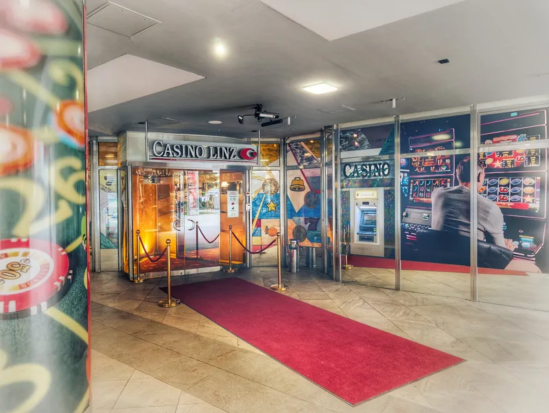 Eingang des Casino Linz mit rotem Teppich