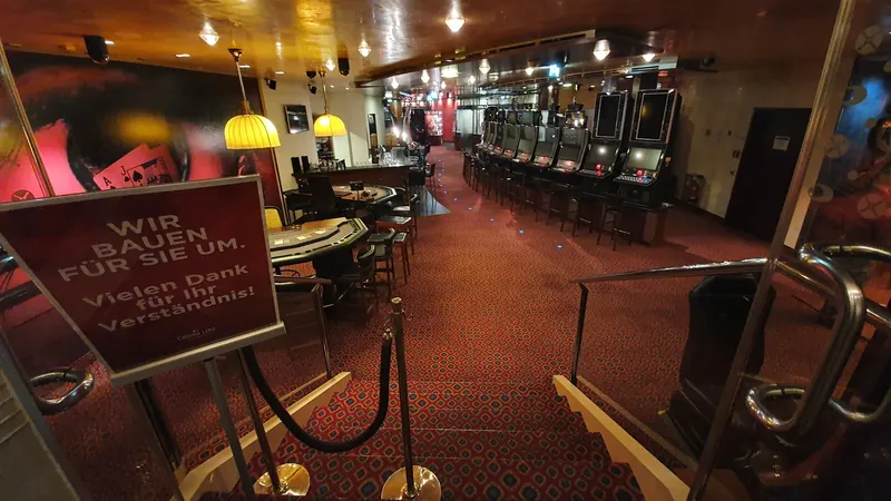 Spielsaal des Casino Linz mit Automaten und Tischen