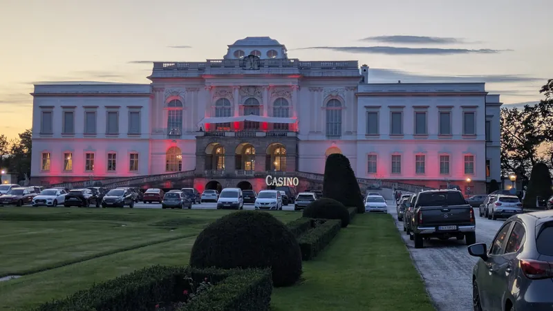 Casino Salzburg mit roter Beleuchtung am Abend