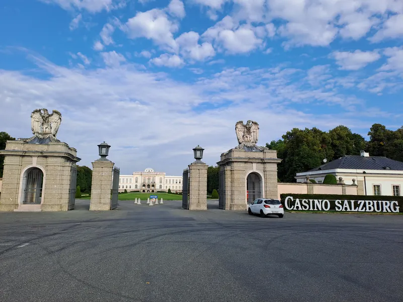 Einfahrt zum Casino Salzburg bei Tag