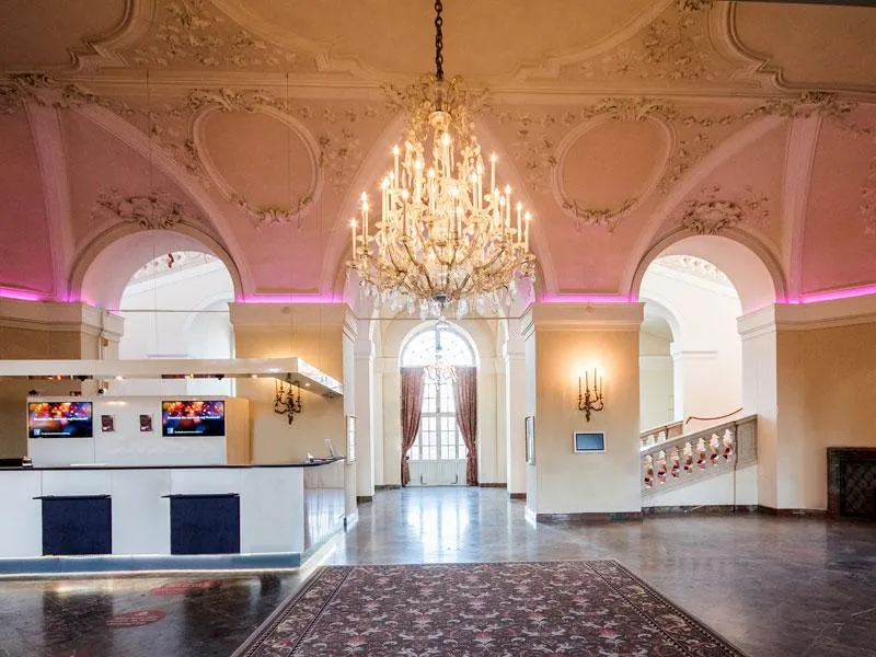 Foyer des Casino Salzburg mit Kronleuchter