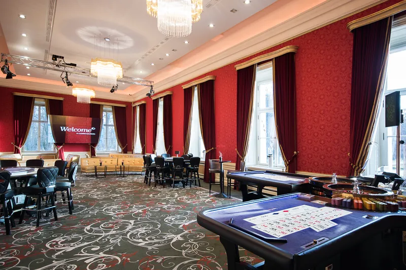 Spielsaal des Casino Salzburg mit Roulettetischen