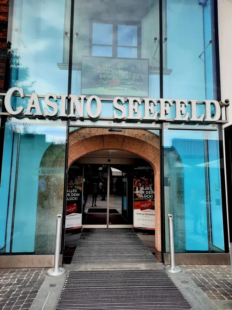 Eingang des Casino Seefeld mit Glasfassade