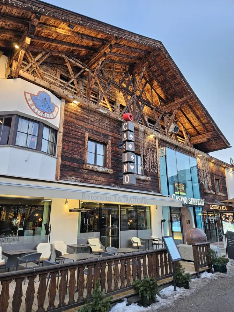 Holzfassade des Casino Seefeld in der Dämmerung