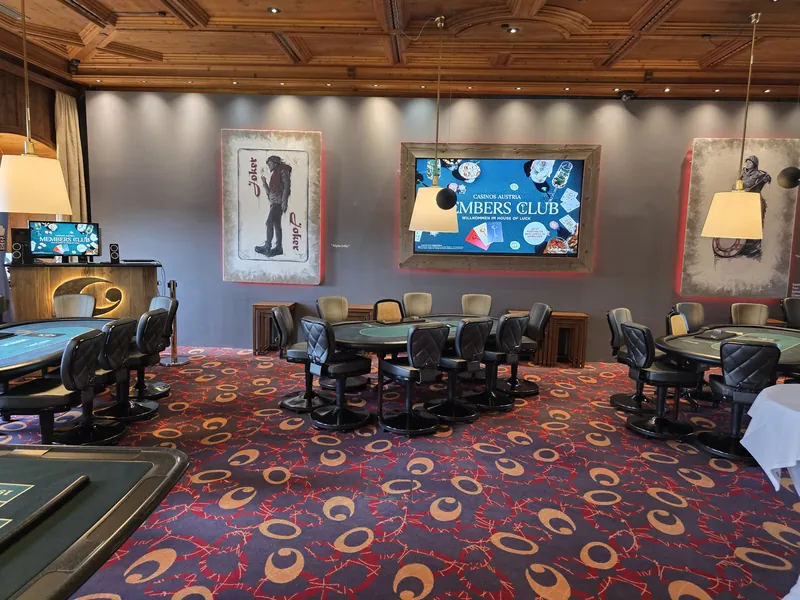 Spielsaal des Casino Seefeld mit Spieltischen