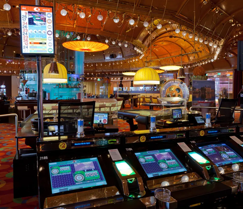Automatenbereich im Casino Velden mit Bar