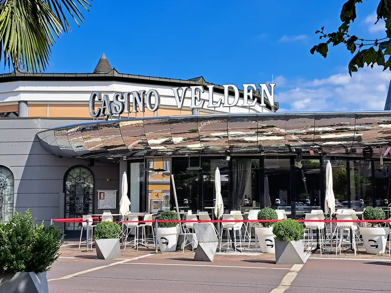 Eingang des Casino Velden mit Terrasse