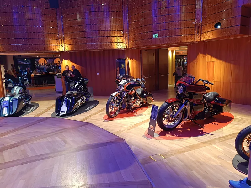 Eventhalle des Casino Velden mit Motorradausstellung