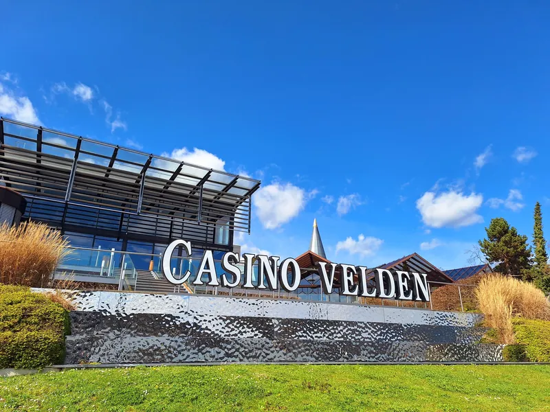 Casino Velden Schriftzug vor moderner Fassade