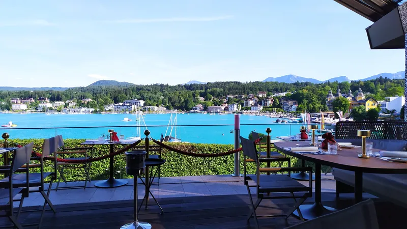 Terrasse des Casino Velden mit Blick auf den Wörthersee