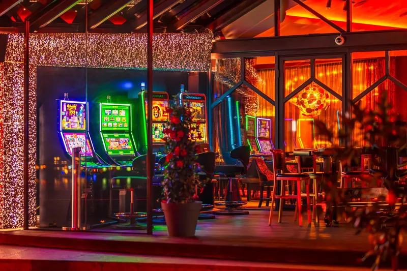 Spielbereich des Casino Velden mit Automaten